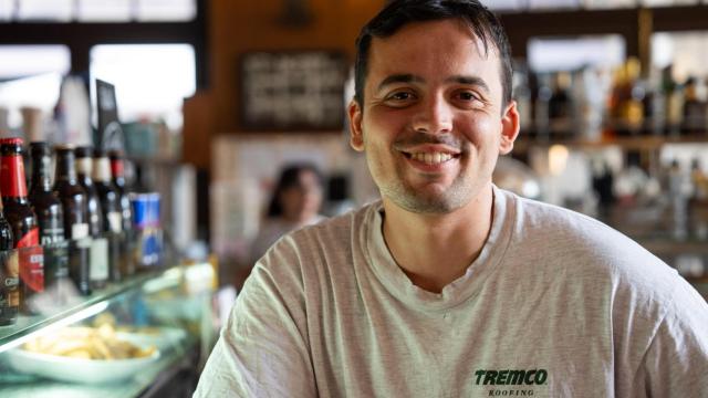 Guillem, youtuber de 'bcnapiedecalle', durante la entrevista con Metrópoli