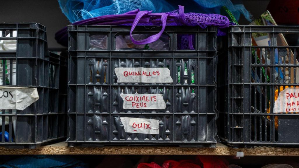 Caixa amb material dins del taller de l'Associació de Travessia de Sant Antoni