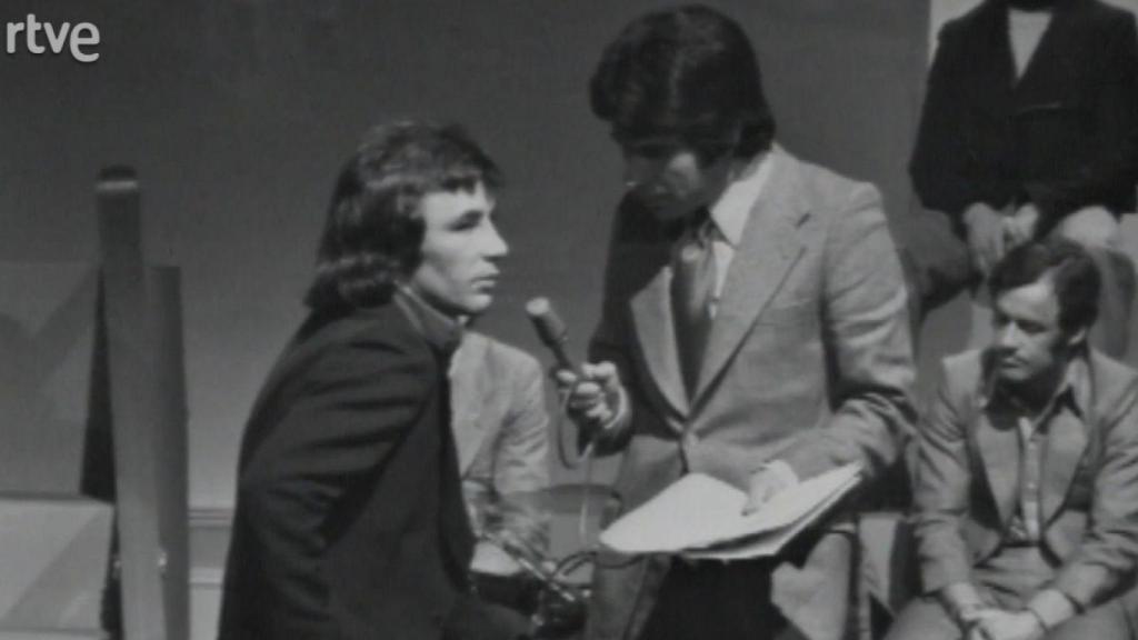 Fragmento más antiguo conservado de la serie 'Estudio Estadio', con Pedro Ruiz entrevistando al piloto de motos Ángel Nieto