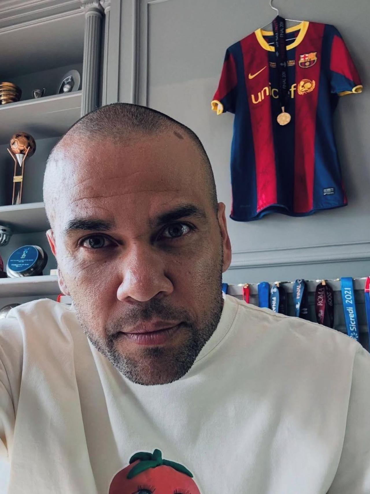 La publicación de Dani Alves en su Instagram con una camiseta del FC Barcelona