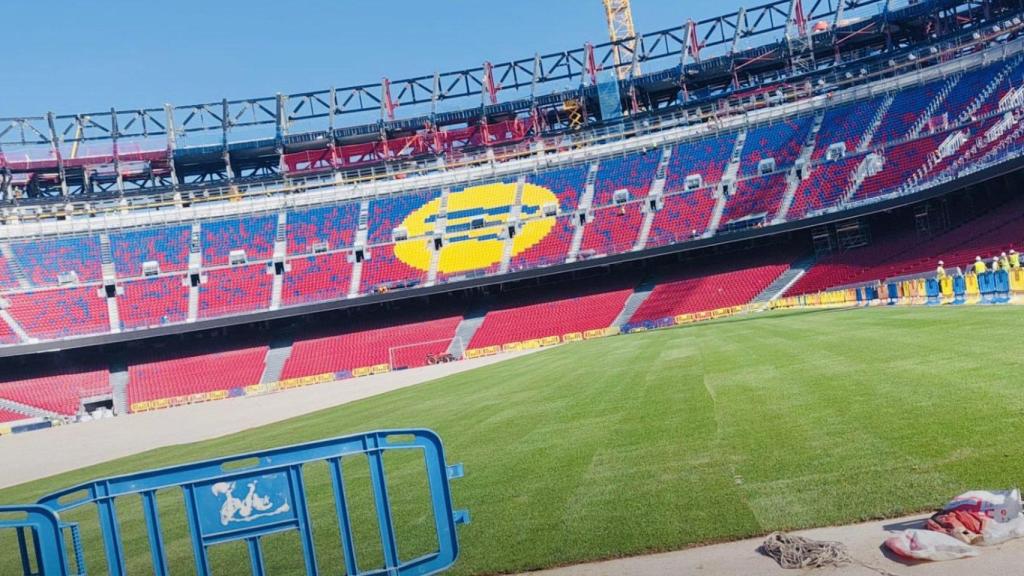 La instalación del césped en el nuevo Camp Nou