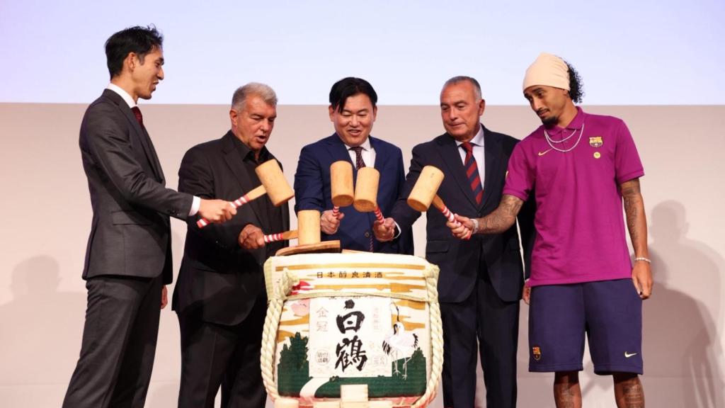 Joan Laporta, Rafa Yuste y Raphinha, junto a representantes del Vissel Kobe, en un acto de la gira del Barça en Asia