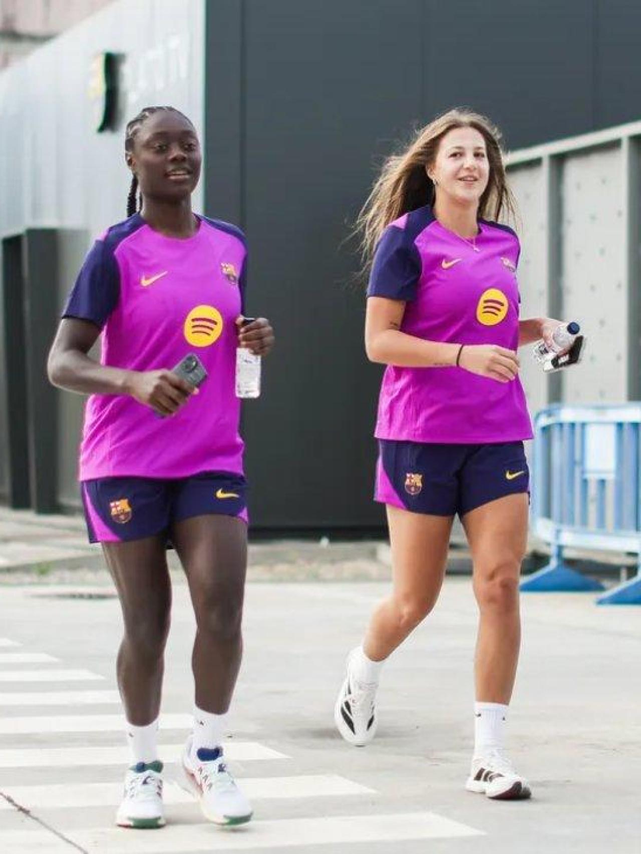 Aicha Cámara y Emilia Szymczak, durante el comienzo de la pretemporada del Barça Femenino