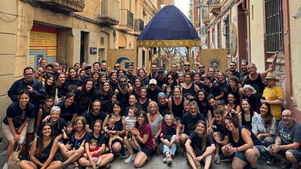 Socis i voluntaris de l'Associació del carrer Travessia de Sant Antoni just abans de tirar la traca d'una edició anterior de la Festa Major de Gràcia