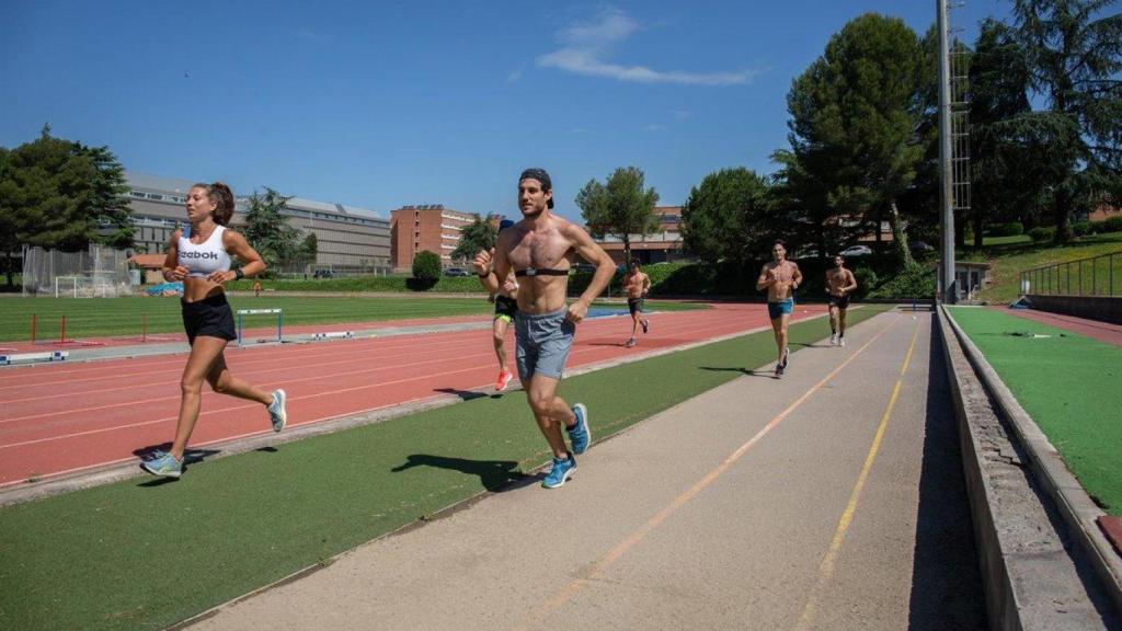 Persones entrenant en una pista d'atletisme de Barcelona