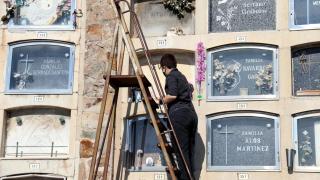Una persona de mantenimiento del cementerio de Collserola