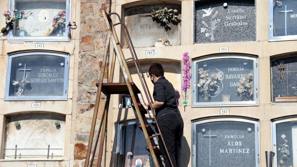 Una trabajador de mantenimiento del cementerio de Collserola