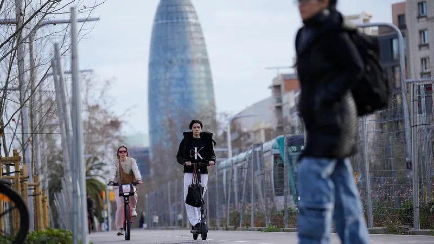 Mujer usa un patinete eléctrico en Barcelona