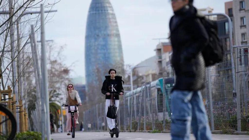 Mujer usa un patinete eléctrico en Barcelona