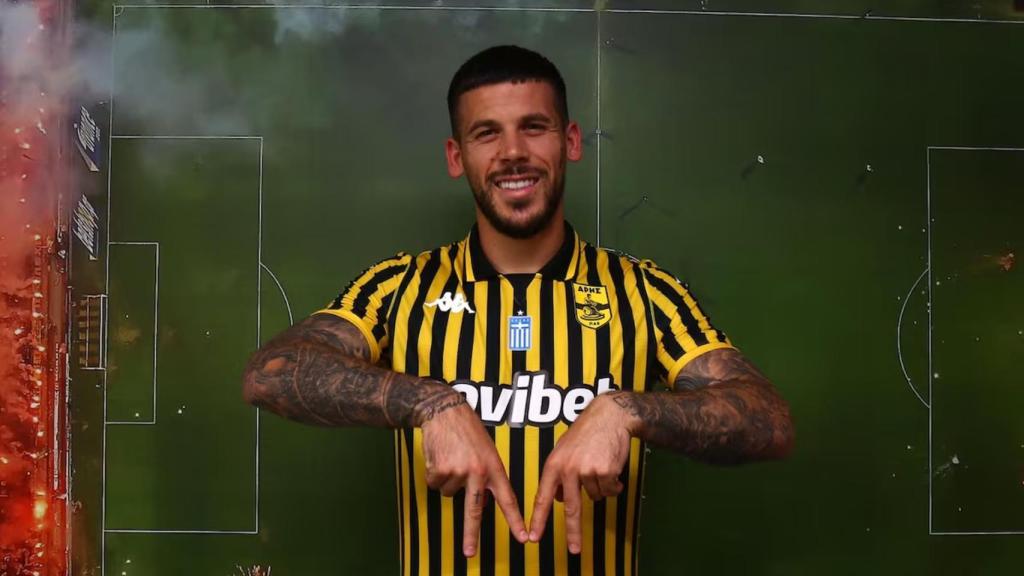 Carles Pérez, durante su presentación con el Aris de Salónica