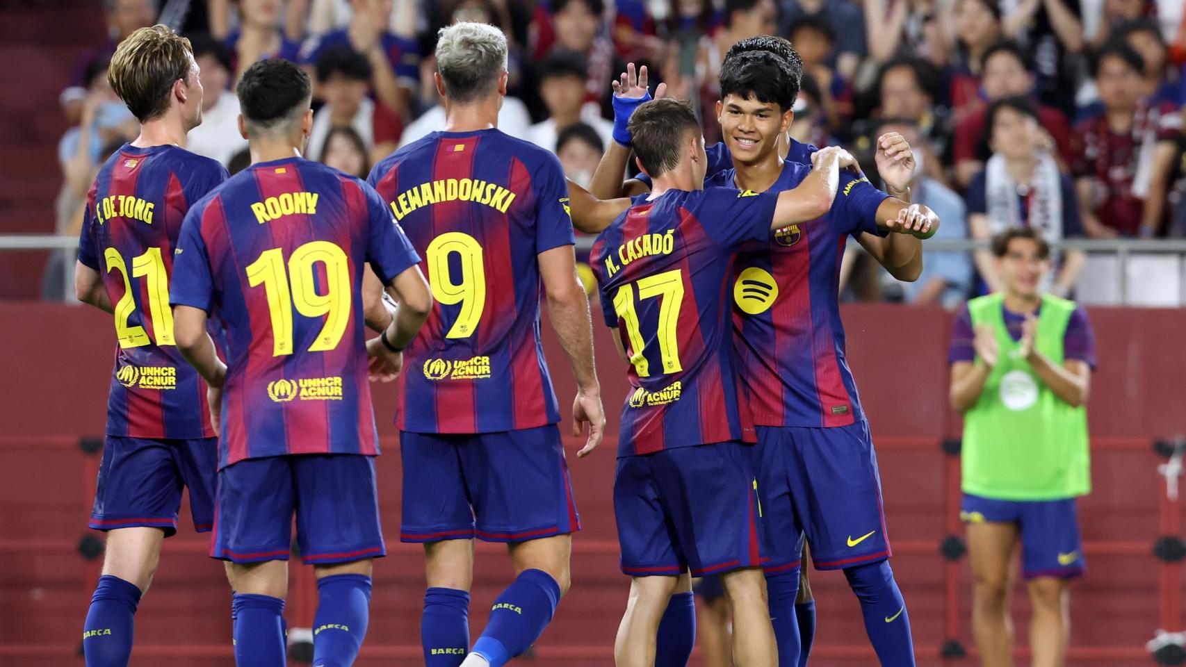 Los jugadores del Barça celebran el gol de Dro Fernández ante el Vissel Kobe