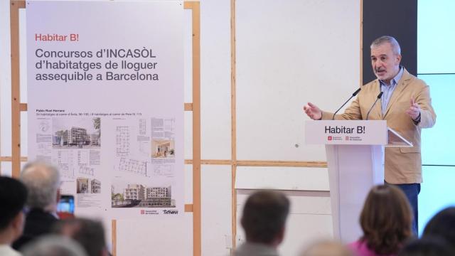 El alcalde de Barcelona, Jaume Collboni, durante la presentación de los ganadores del proyecto arquitectónico de las promociones de 600 viviendas públicas, a 30 de julio de 2025, en Barcelona