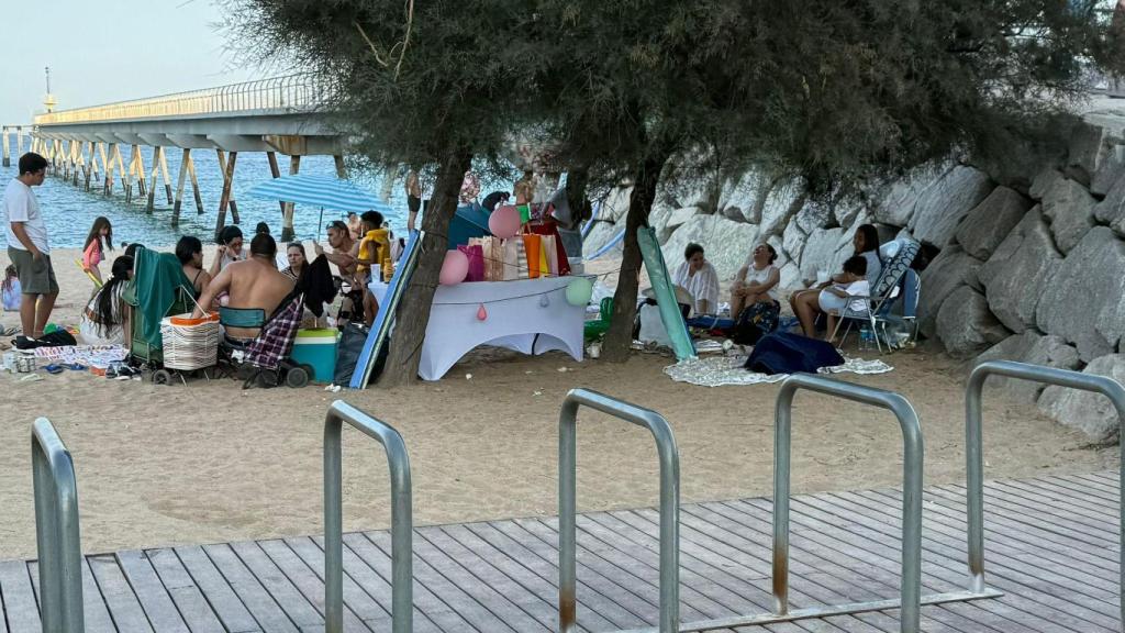 La platja de Badalona, col·lapsada de tendes de campanya i gent