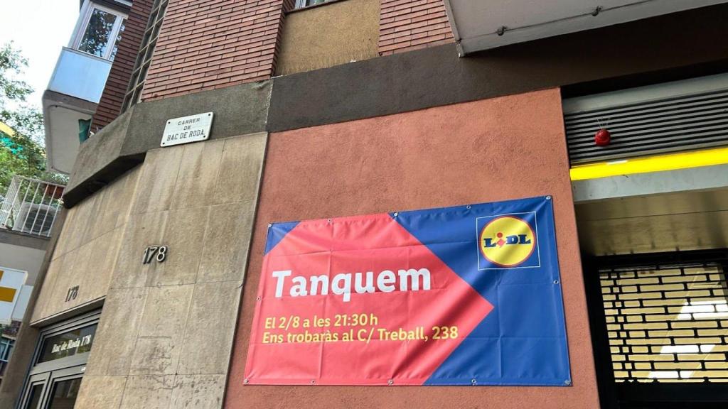 El cartell del Lidl del carrer Bac de Roda que anuncia el tancament