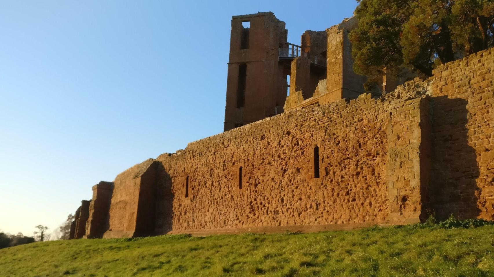 Playa, música, acantilados y Robin Hood: el destino alternativo para una escapada este agosto desde Cataluña