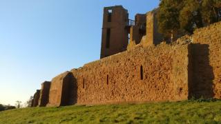 Playa, música, acantilados y Robin Hood: el destino alternativo para una escapada este agosto desde Cataluña