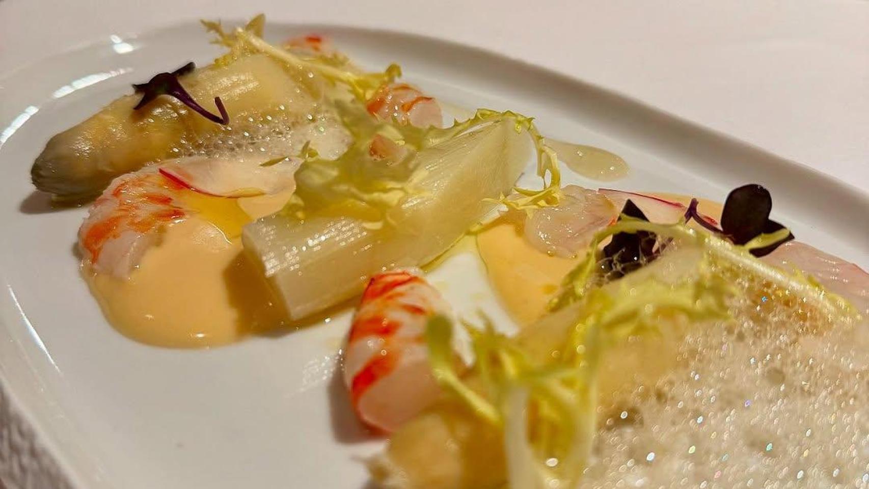 Espárragos blancos con langostinos y su mayonesa del Restaurante Vilagut