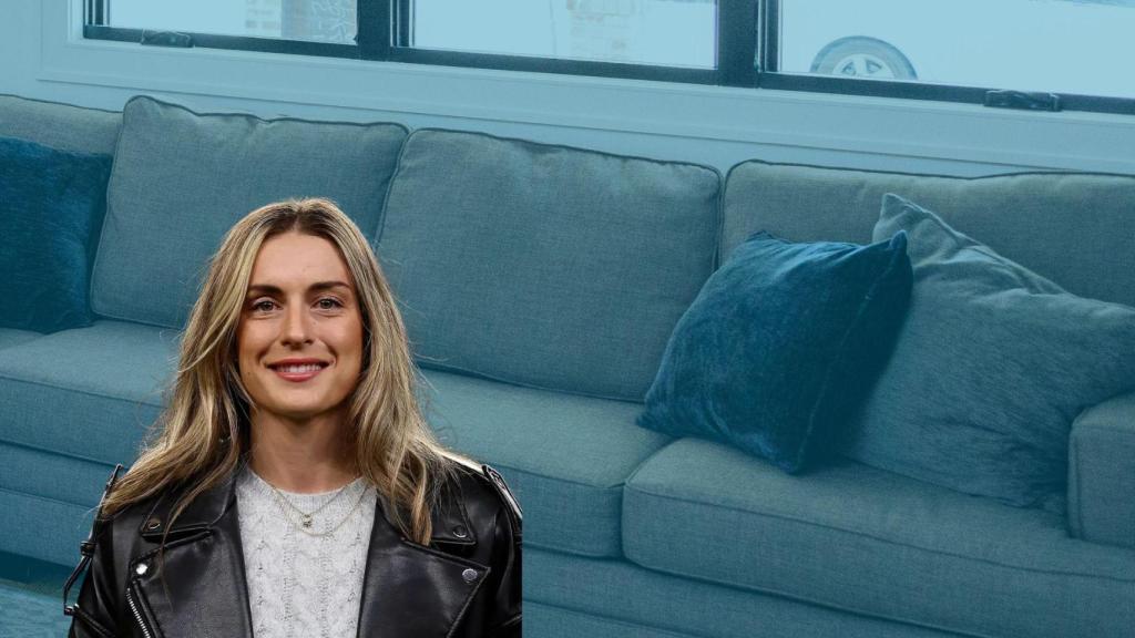 Montaje de un sofá de archivo con Alexia Putellas