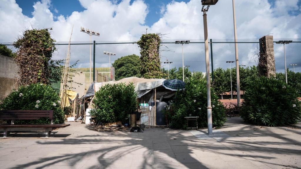 Un assentament de sense sostre a la platja del Litoral de Sant Adrià