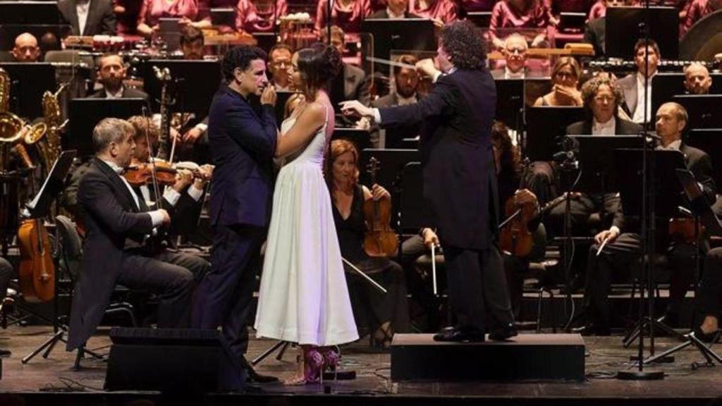 Juan Diego Florez y Nadine Sierra, en la versión de concierto de West Side Story conducido por Gustavo Dudamel (de espaldas).