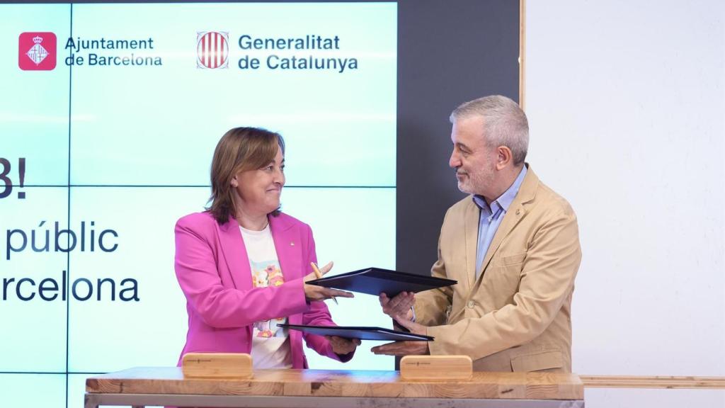 El alcalde de Barcelona, Jaume Collboni, y la consellera de Territorio, Vivienda y Transición Ecológica, Silvia Paneque, durante la presentación de los ganadores del proyecto arquitectónico de las promociones de 600 viviendas públic en Barcelona.