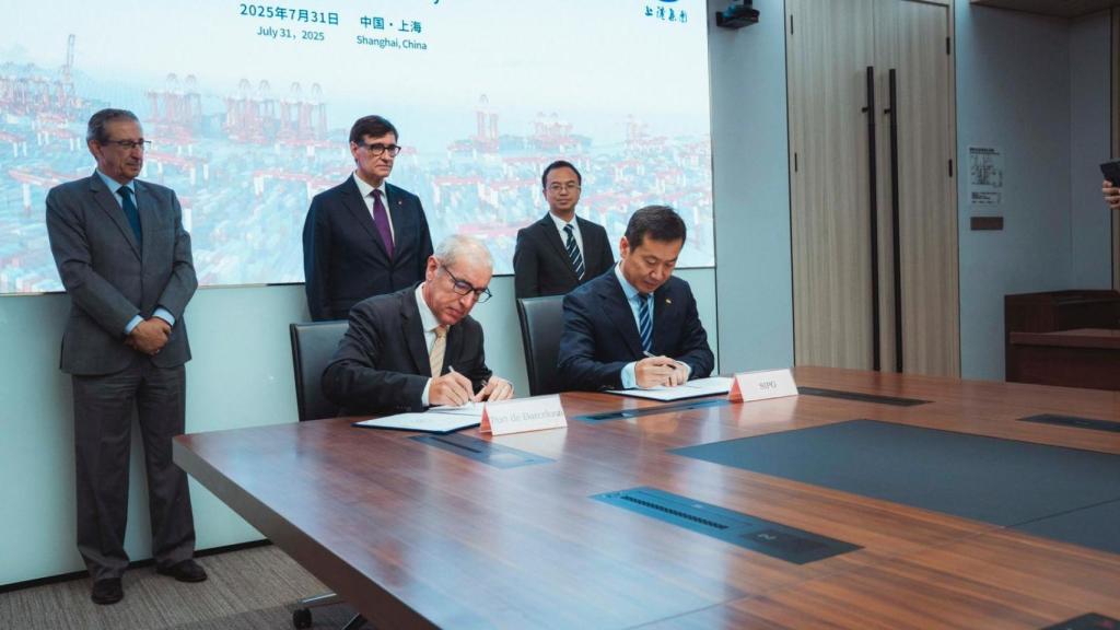 El presidente del Puerto de Barcelona, José Alberto Carbonell, firma el acuerdo de colaboración con el vicepresidente del de Shánghai, Sam Liu
