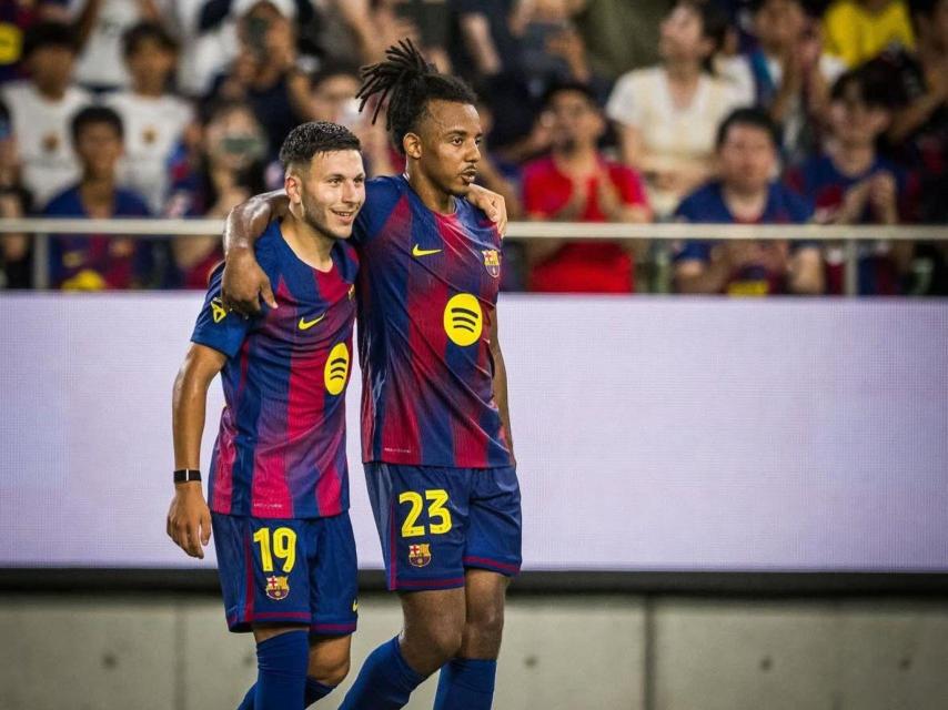 Roony Bardghji y Jules Koundé en un partido contra el Vissel Kobe