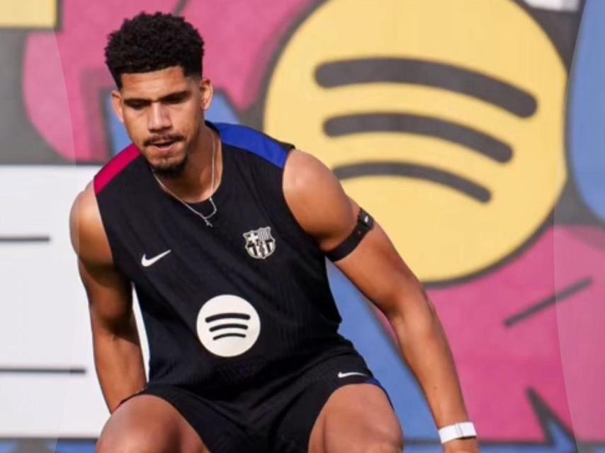 Ronald Araújo usando una pulsera Whoop blanca