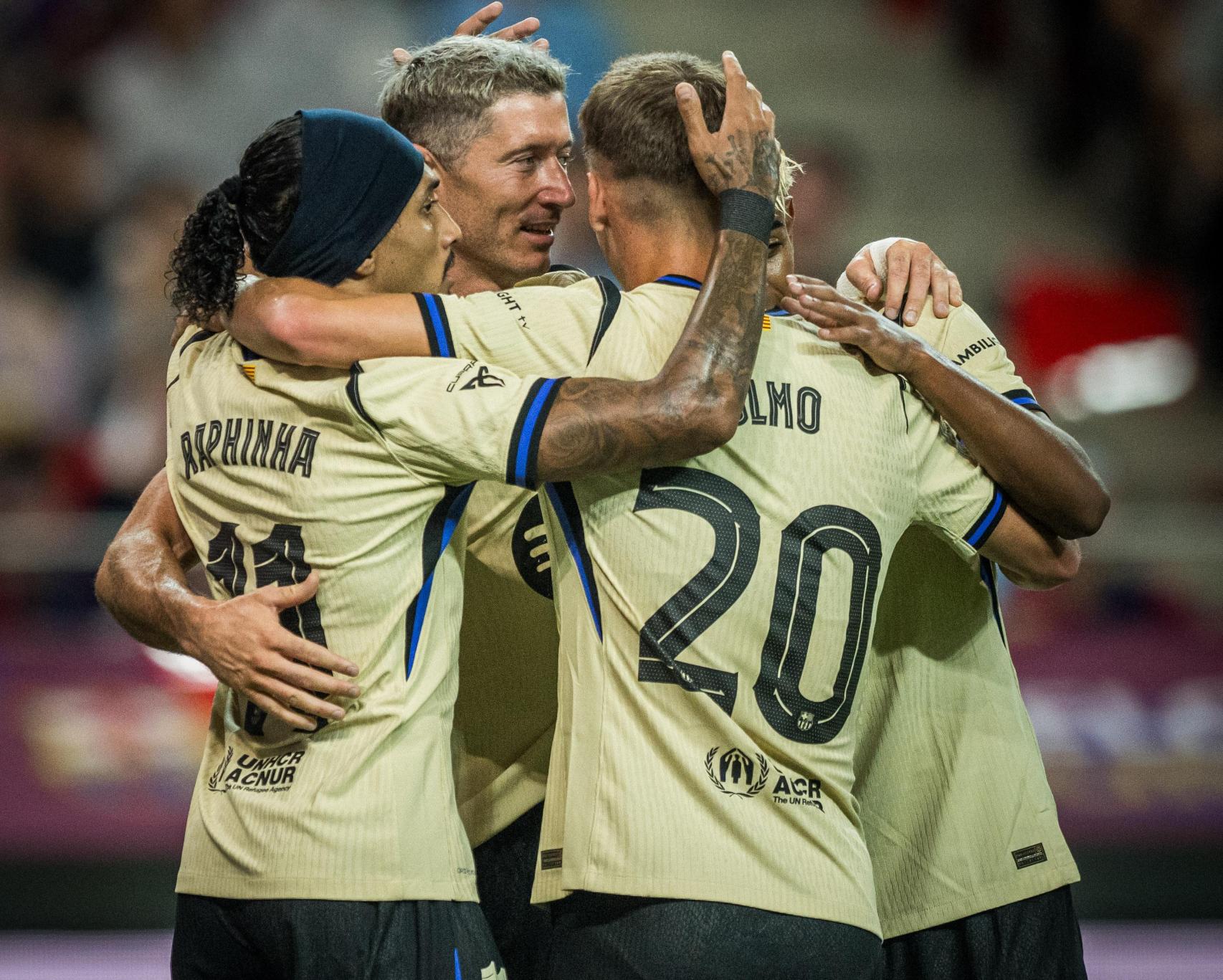 Los futbolistas del Barça celebran el gol de Lewandowski ante el FC Seoul