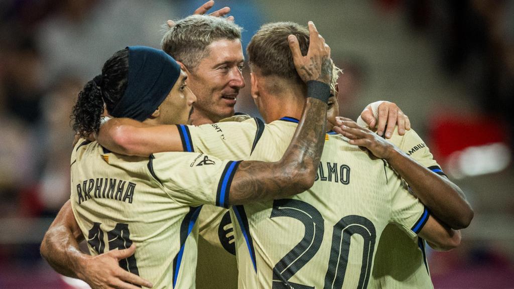 Los futbolistas del Barça celebran el gol de Lewandowski ante el FC Seoul