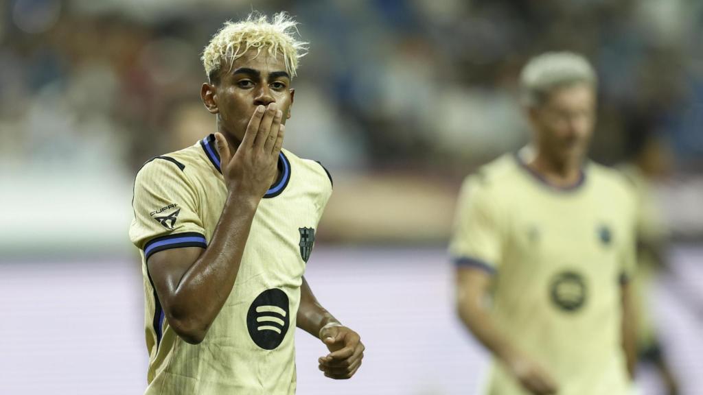 Lamine Yamal festeja su doblete de goles en Seúl