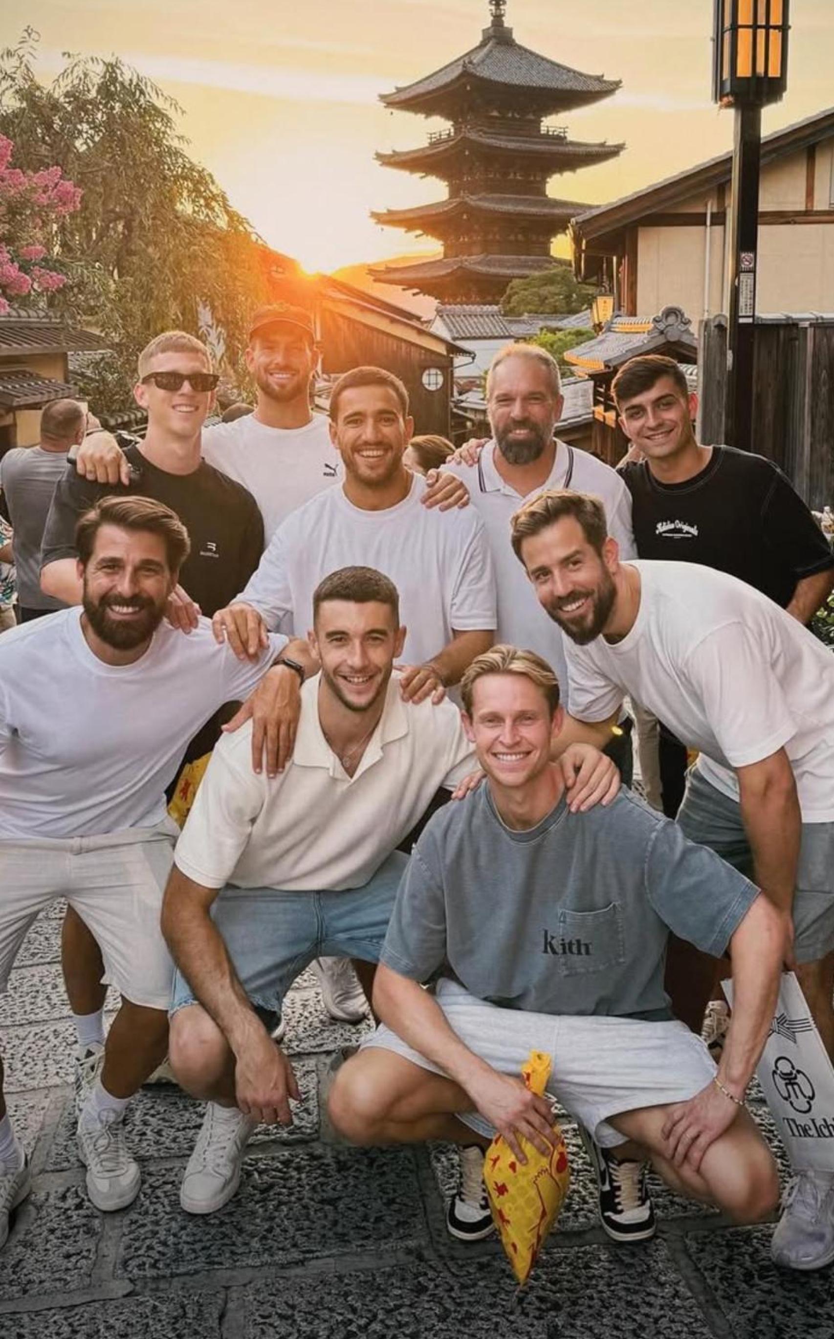 Joan García, Frenkie de Jong, Iñigo Martínez, Pedri y Dani Olmo de turismo por Asia con miembros del staff de Hansi Flick