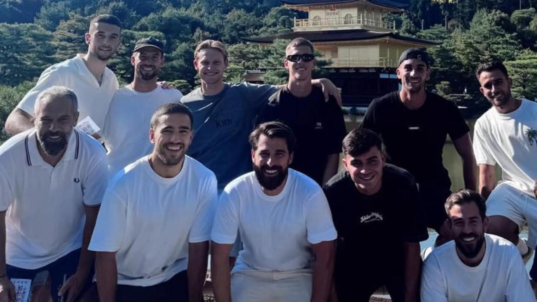 Joan García, Frenkie de Jong, Feran Torres, Eric García, Iñigo Martínez, Pedri y Dani Olmo de turismo por Asia con miembros del staff de Hansi Flick