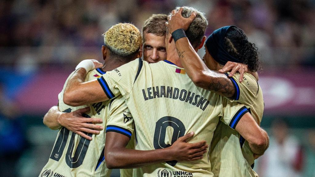 El abrazo de los jugadores del Barça de Flick durante la victoria contra el FC Seoul