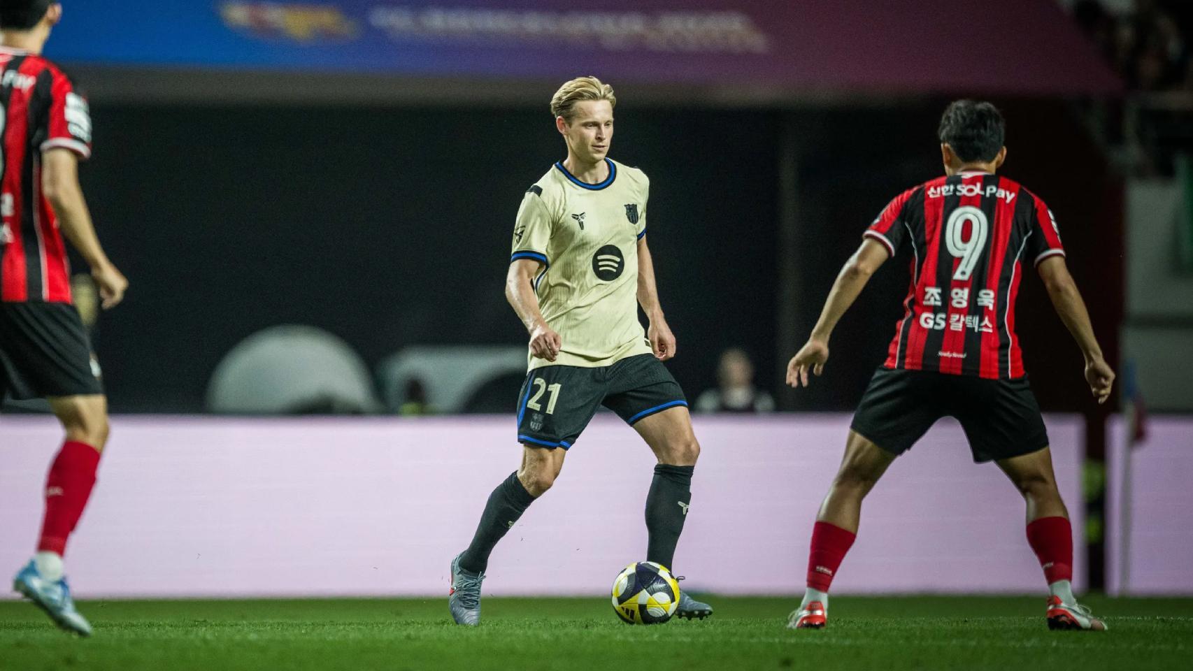 Frenkie de Jong lidera una jugada del Barça en el amistoso contra el FC Seoul