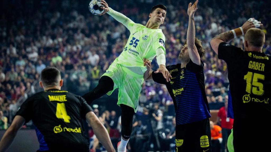 Domen Makuc tira a portería en la final de consolación de la Champions League de balonmano