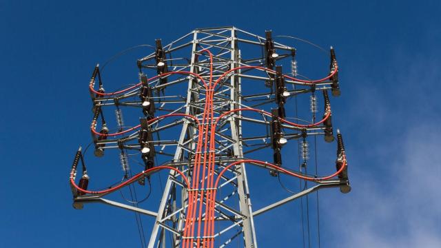 Una señal de electricidad en una imagen de archivo