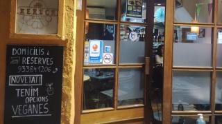 Puertas del restaurante Neruca en Badalona