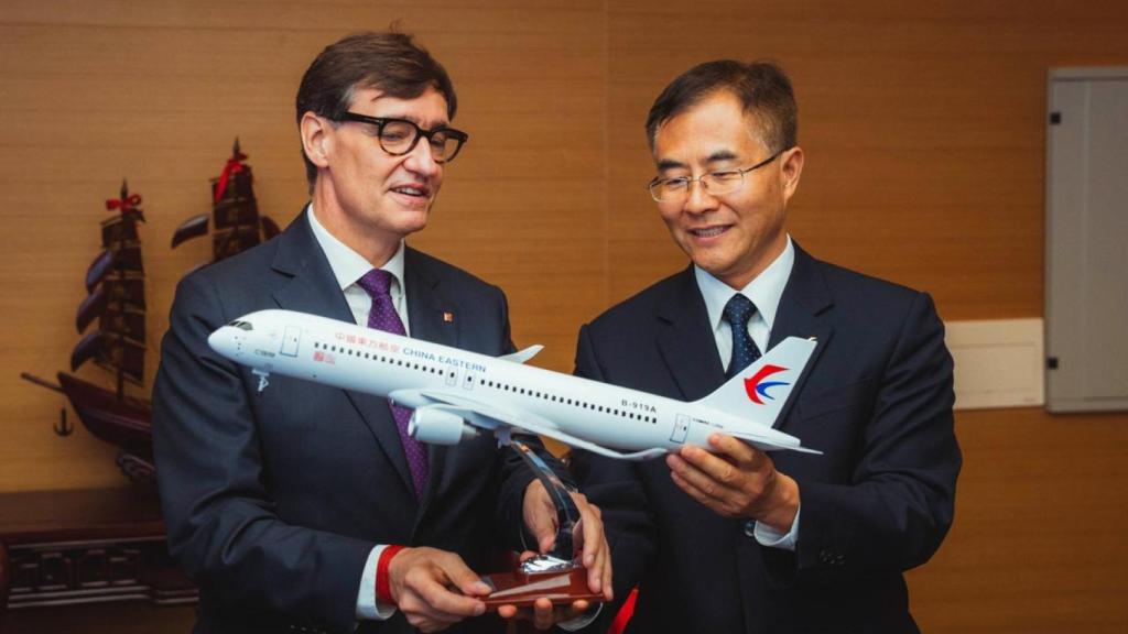 El vicepresidente ejecutivo de China Eastern, Wan Qingchao, muestra una maqueta de avión al presidente de la Generalitat, Salvador Illa