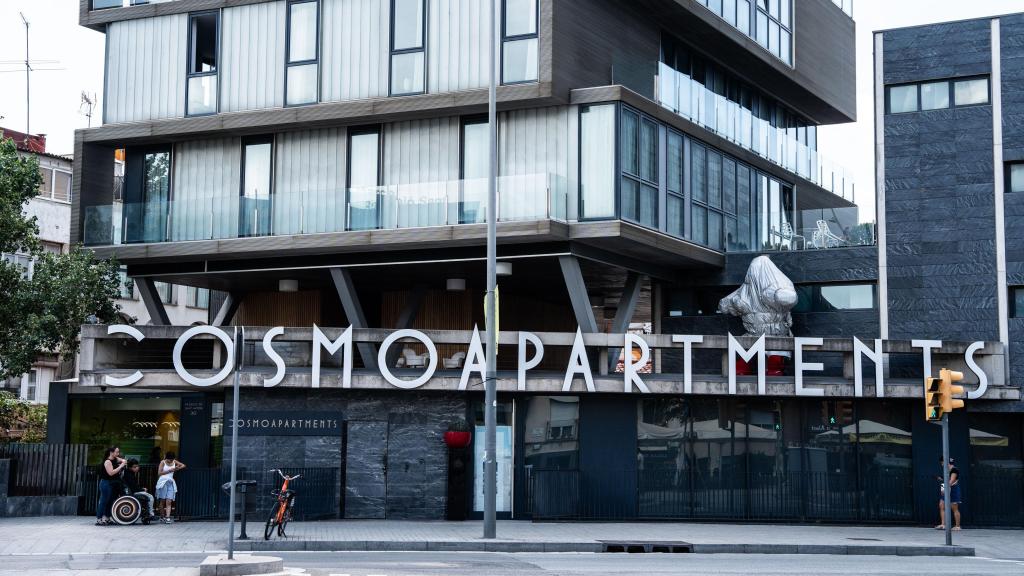 Escultura ‘Wild Kong’ del edificio del paseo de Sant Antoni cubierta con un plástico