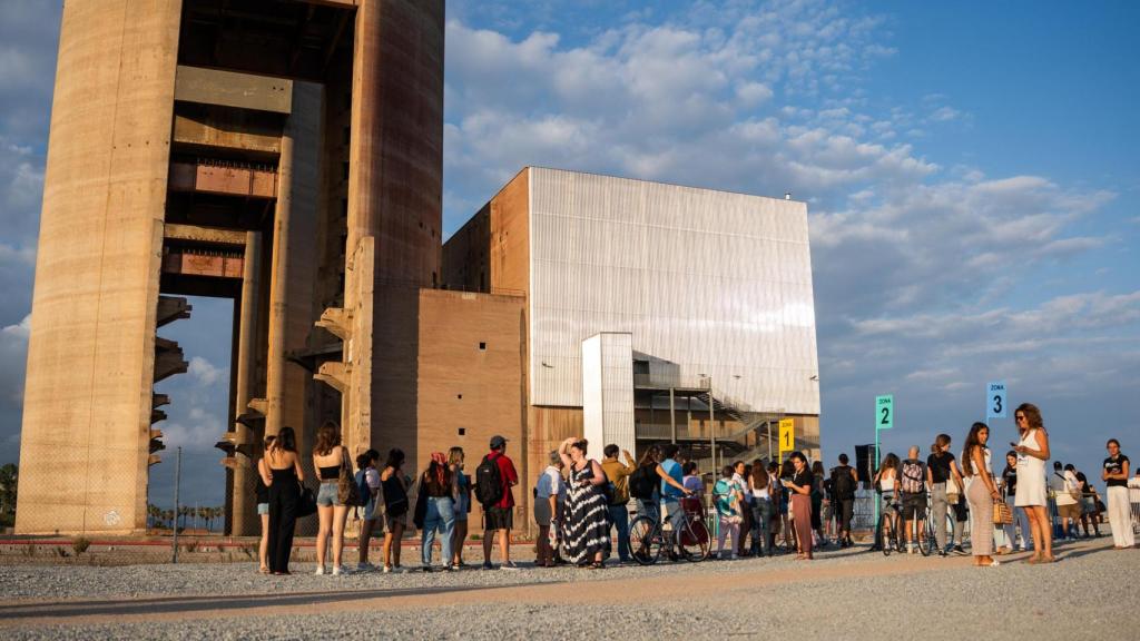 Espectadors al cinema a l'aire lliure de les Tres Xemeneies de Sant Adrià