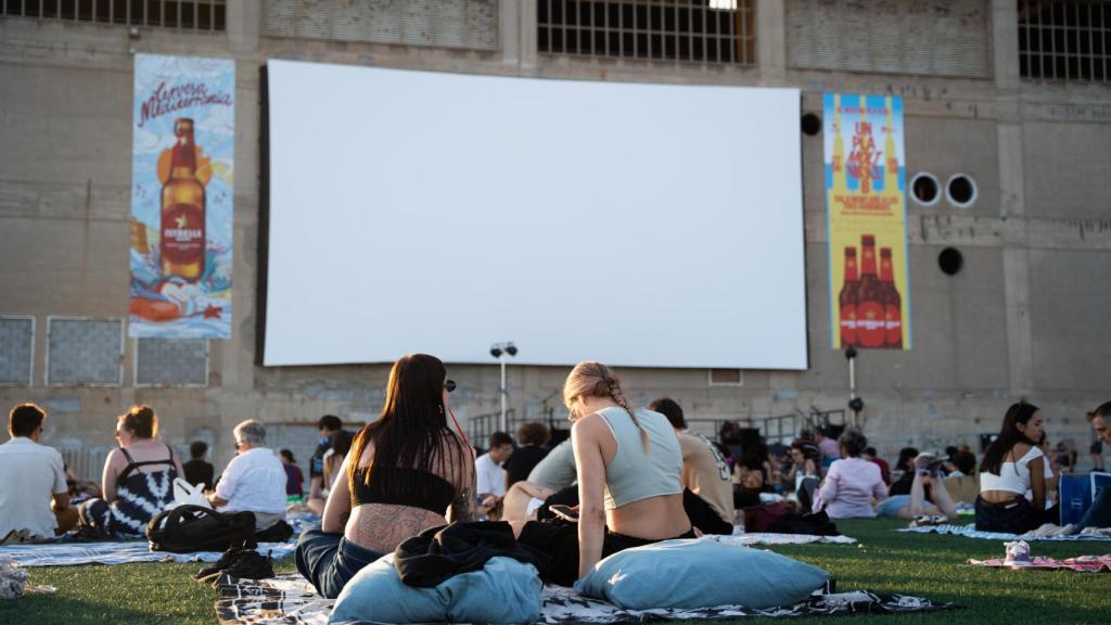 Espectadors al cinema a l'aire lliure de les Tres Xemeneies de Sant Adrià