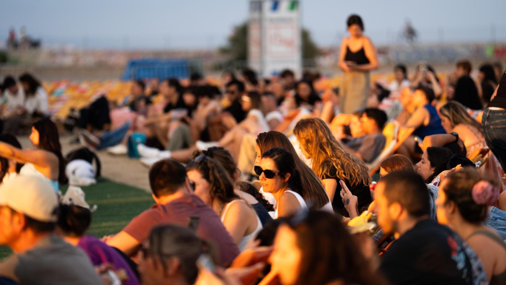 Personas en el cine al aire libre de la playa de Sant Adrià de Besòs