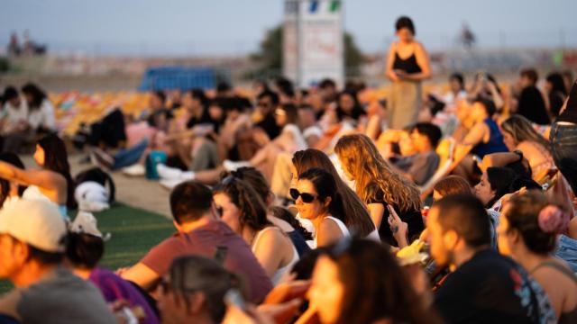 Personas en el cine al aire libre de la playa de Sant Adrià de Besòs