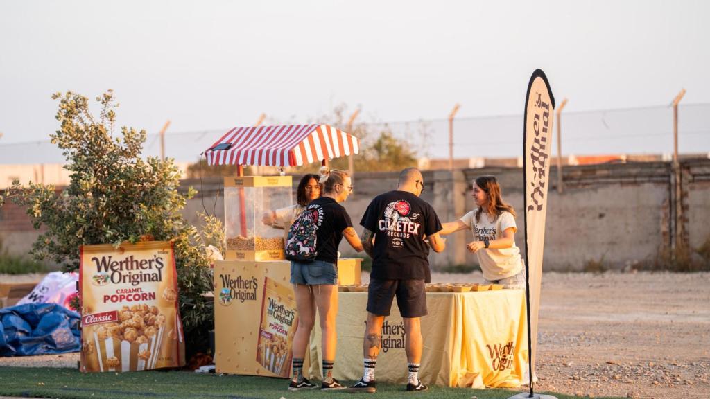 Espectadors al cinema a l'aire lliure de les Tres Xemeneies de Sant Adrià