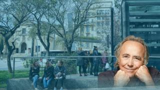Montaje de Joan Manuel Serrat con el barrio donde vive de fondo