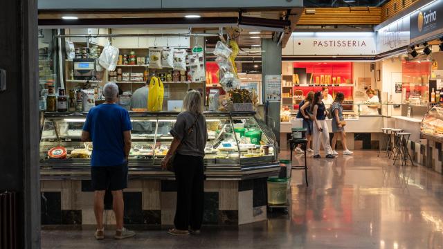 Clientes del Mercat de la Concepció del Eixample