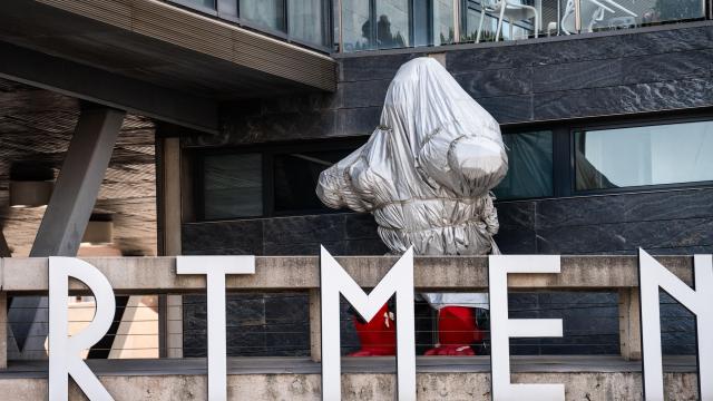Escultura ‘Wild Kong’ del edificio del paseo de Sant Antoni, retirada y cubierta por orden municipal