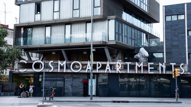 Escultura ‘Wild Kong’ del edificio del paseo de Sant Antoni cubierta con un plástico