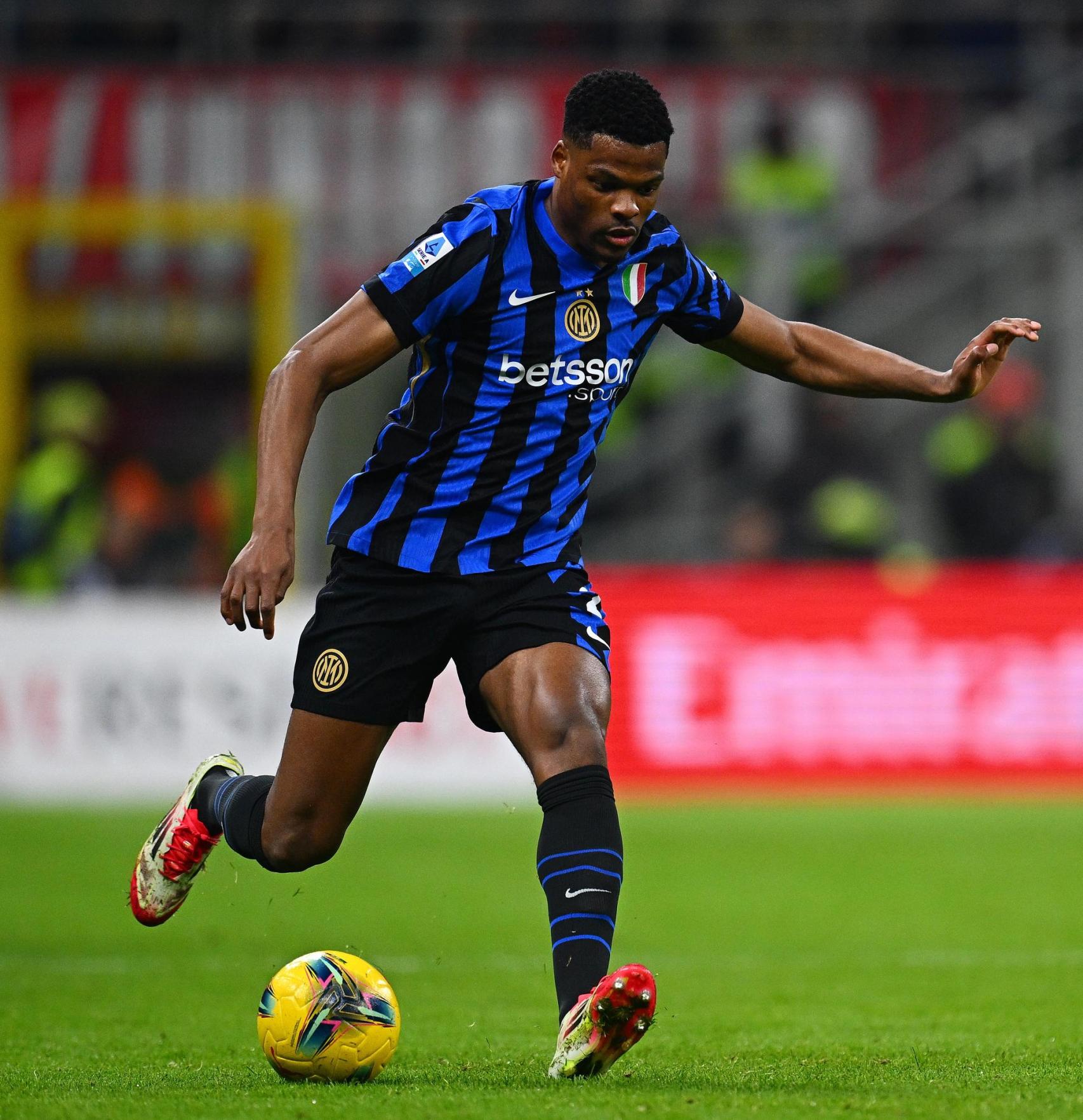Denzel Dumfries en un partido con el Inter de Milán